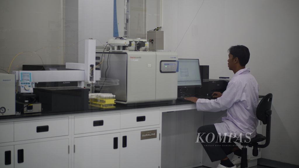 Peneliti Badan Riset dan Inovasi Nasional (BRIN) tengah melakukan riset dengan fasilitas yang terdapat di Gedung Genomik, Kawasan Sains dan Teknologi (KST) Soekarno, Cibinong, Bogor, Jawa Barat, Rabu (5/7/2023).