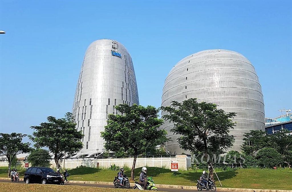 Dua menara Kampus Universitas Multimedia Nusantara di Gading Serpong, Banten, berkonsep gedung hijau (<i>green building</i>).