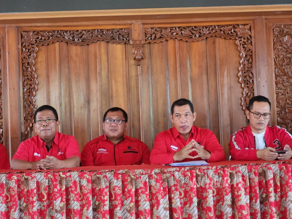 Ketua Bidang Penjaringan Tim Pemenangan Pilkada 2024 DPC PDI-P Kota Surakarta Paulus Haryoto (kedua dari kanan) dalam jumpa pers soal penjaringan bakal calon kepala daerah, Senin (8/4/2024), di Kota Surakarta, Jawa Tengah.