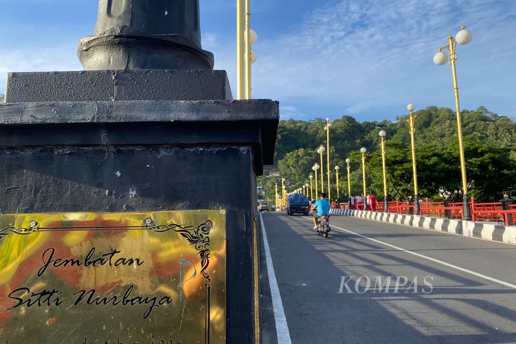 Warga melewati Jembatan Siti Nurbaya yang menjadi salah satu ikon pariwisata di Kota Padang, Sumatera Barat, Jumat (16/6/2023). Jembatan sepanjang 156 meter dan membentang di atas Muaro Batang Arau itu, mulai dibangun pada 1995 dan diresmikan pada 2002.