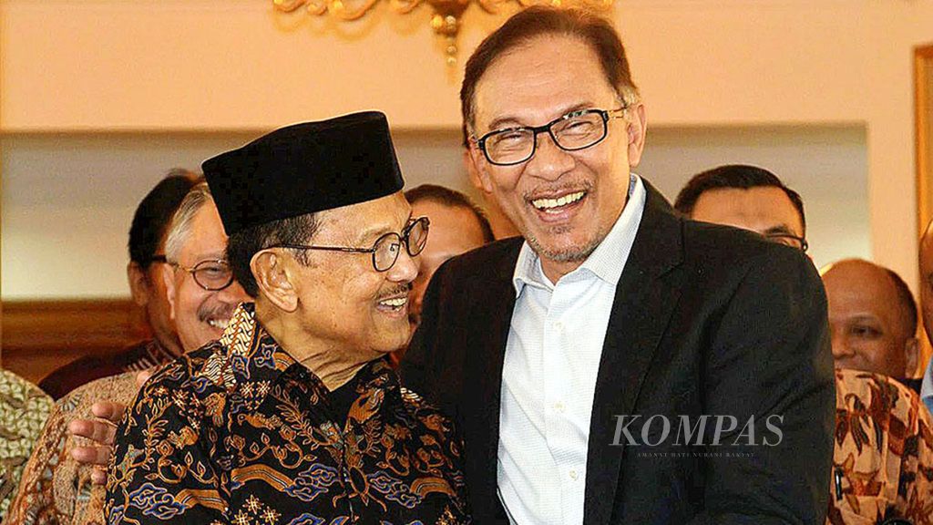 Mantan Deputi Perdana Menteri Malaysia Anwar Ibrahim bertemu presiden ketiga Indonesia, BJ Habibie, di kediaman Habibie di Jakarta, beberapa waktu lalu. Kedatangan Anwar tersebut merupakan kunjungan luar negeri pertama setelah bebas dari penjara.