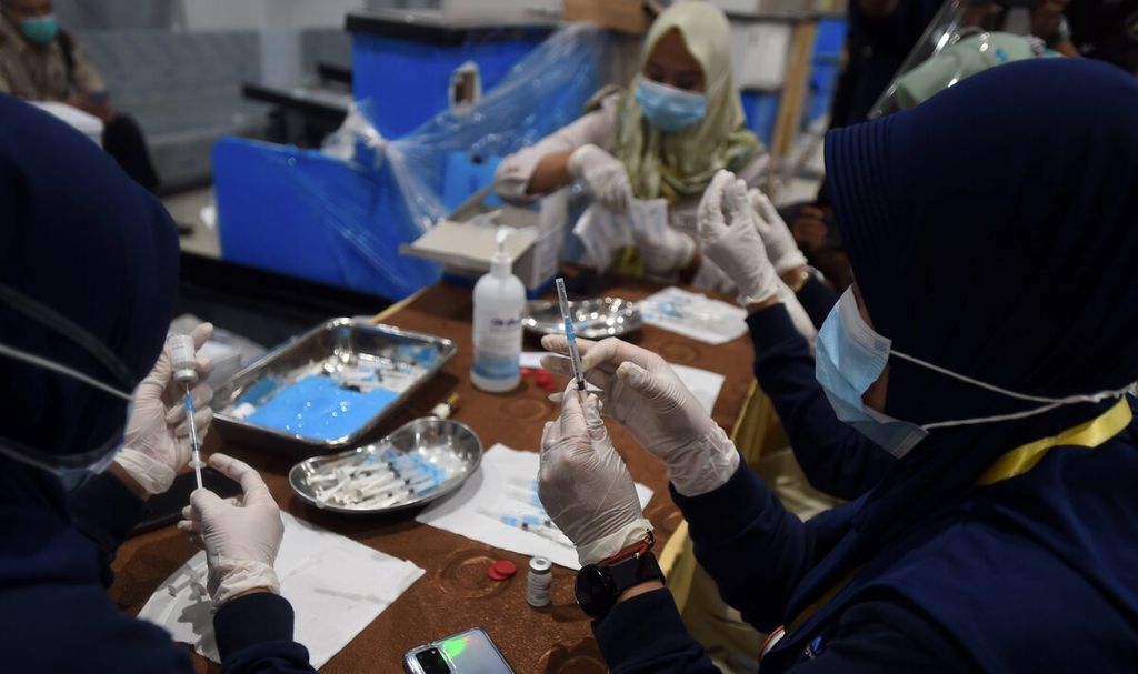 Tenaga medis menyiapkan vaksin saat Vaksinasi Massal Covid-19 di Bandara Juanda Surabaya di Sidoarjo, Jawa Timur, Selasa (30/3/2021). Sebanyak 2.300 pekerja yang ada di Bandara Juanda mendapatkan vaksin Covid-19. Vaksin yang digunakan adalah AstraZeneca. 