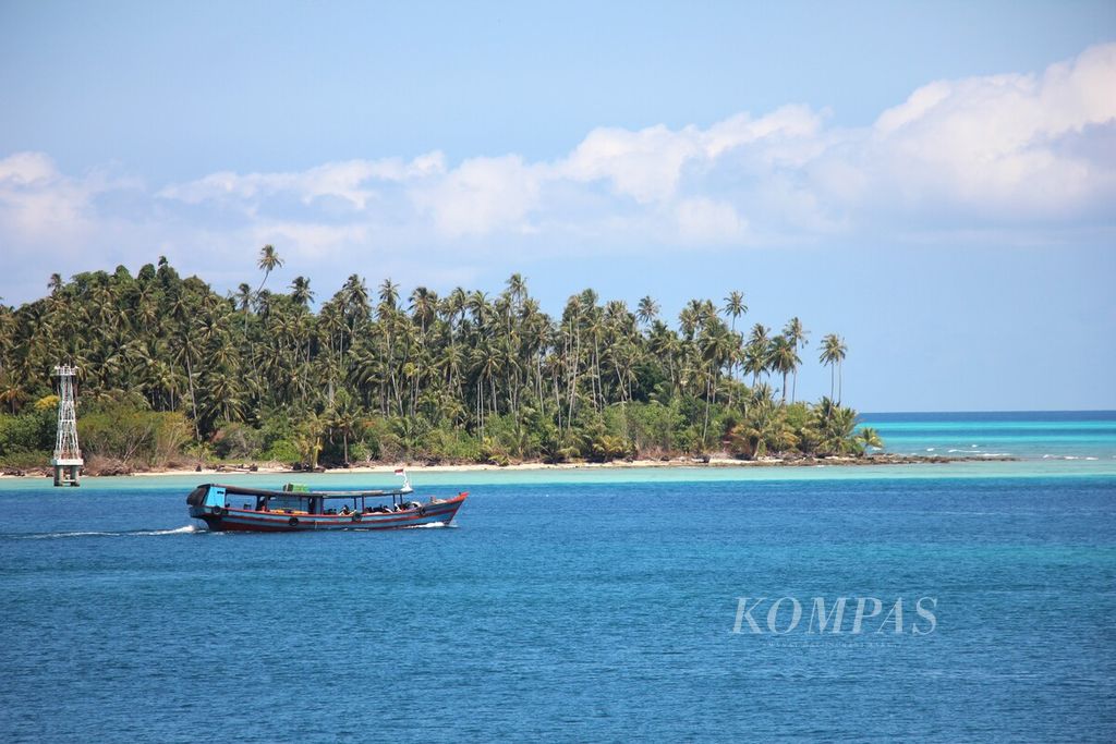 Sebuah kapal kayu milik warga melintasi Pulau Panjang yang menjadi bagian dari gugusan Kepulauan Banyak di Kabupaten Aceh Singkil, Provinsi Aceh. Pulau Panjang menjadi salah satu obyek wisata bahari di Aceh Singkil.