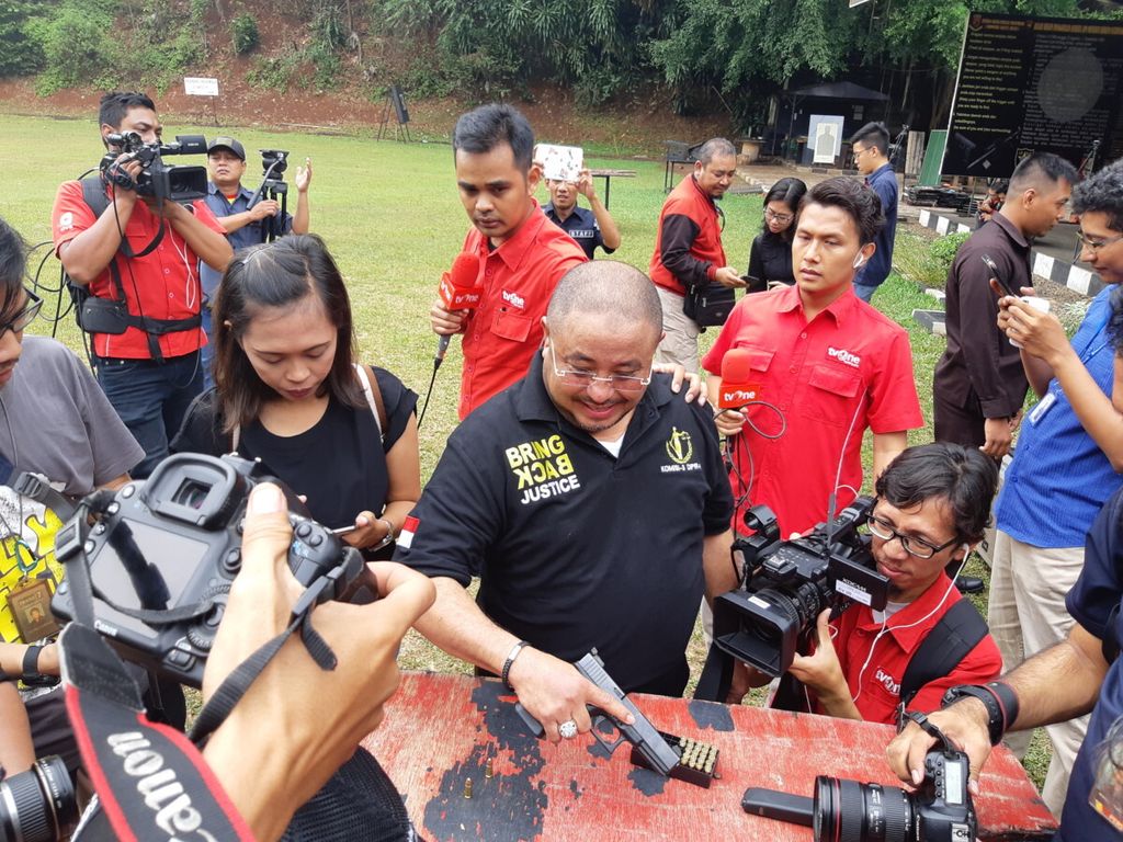 Anggota Komisi III DPR dari fraksi PKS, Aboe Bakar al-Habsyi, menggenggam senjata Glock 17 saat uji balistik di Lapangan Tembak Hoegeng Iman Santoso, Kelapa Dua, Depok, Jawa Barat, Selasa (22/10/2018).