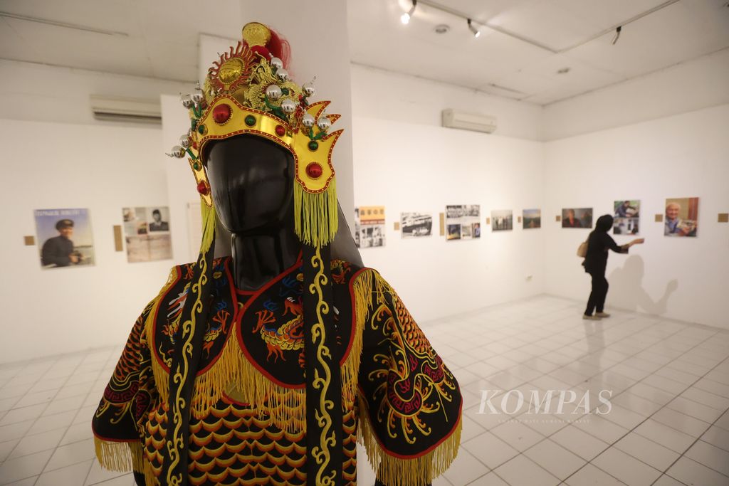 Pakaian orang Singkawang ditampilkan dalam pameran fotografi Memoar Orang-orang Singkawang di Bentara Budaya Yogyakarta, Kotabaru, Yogyakarta, Sabtu (10/9/2022). 