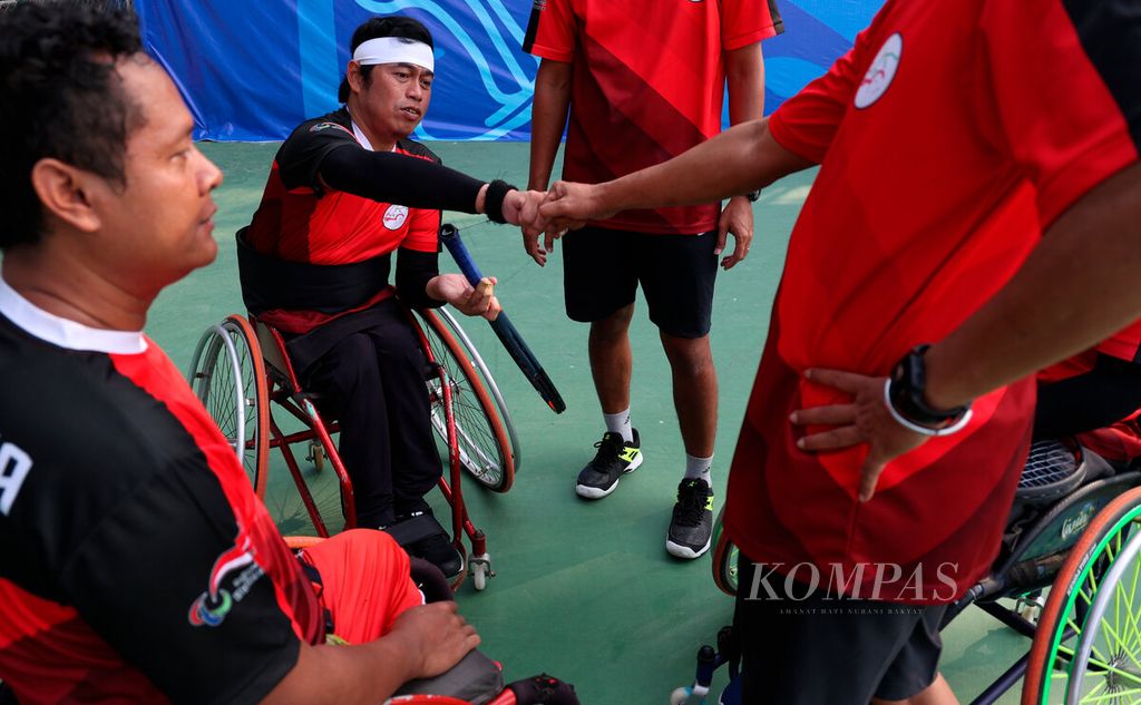 Para atlet tenis kursi beroda saling memberikan semangat dan motivasi sebelum bertanding pada ajang ASEAN Para Games 2022 di Lapangan Tenis Manahan, Surakarta, Jawa Tengah, Minggu (31/7/2022). 