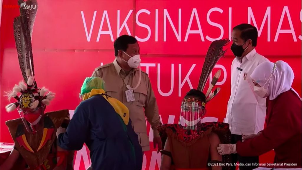 Presiden Joko Widodo didampingi Menteri Pertahanan Prabowo Subianto meninjau pelaksanaan program vaksinasi Covid-19 di Samarinda, Kalimantan Timur, Selasa (24/8/2021).