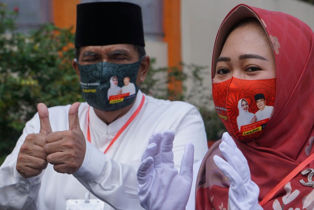 Pasangan bakal calon bupati dan wakil bupati Purbalingga, Dyah Hayuning Pratiwi dan Sudono, mendaftarkan diri ke KPU Purbalingga, Jawa Tengah, Jumat (4/9/2020).