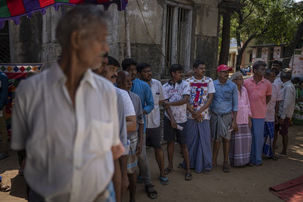 Para pemilih mengantre untuk menggunakan hak pilihnya di sebuah tempat pemungutan suara di Chennai, Negara Bagian Tamil Nadu, India, Jumat (19/4/2024).  