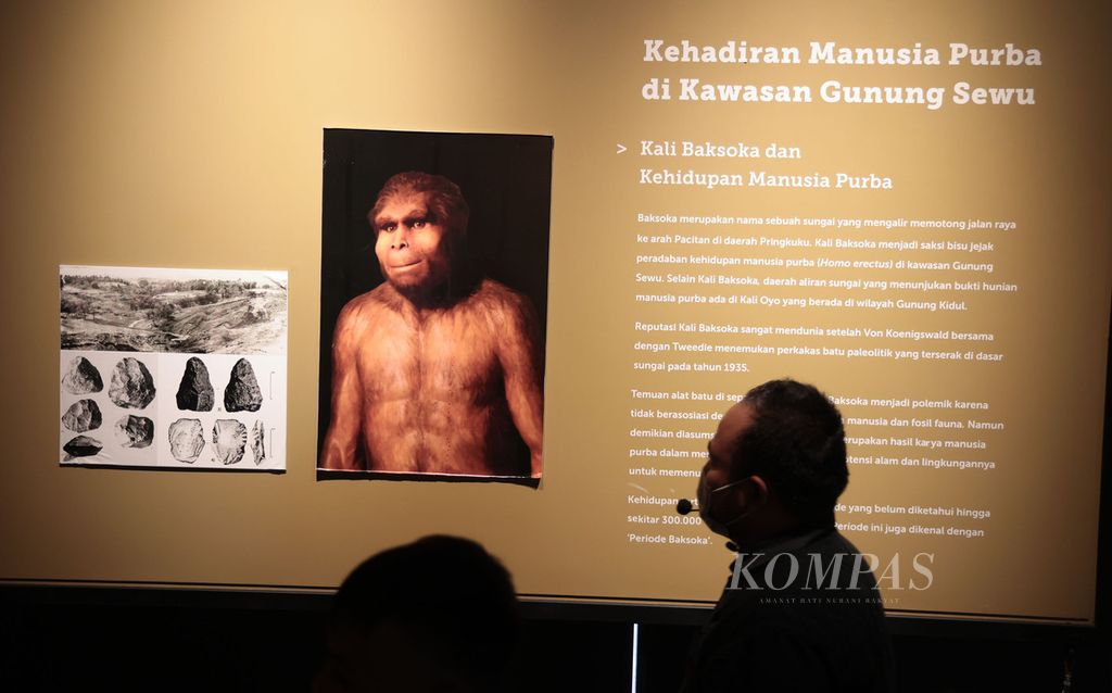 Ilustrasi komputer wajah manusia purba yang mendiami kawasan Gunung Sewu menghiasi Museum Song Terus di Punung, Pacitan, Jawa Timur, Selasa (3/1/2023). 
