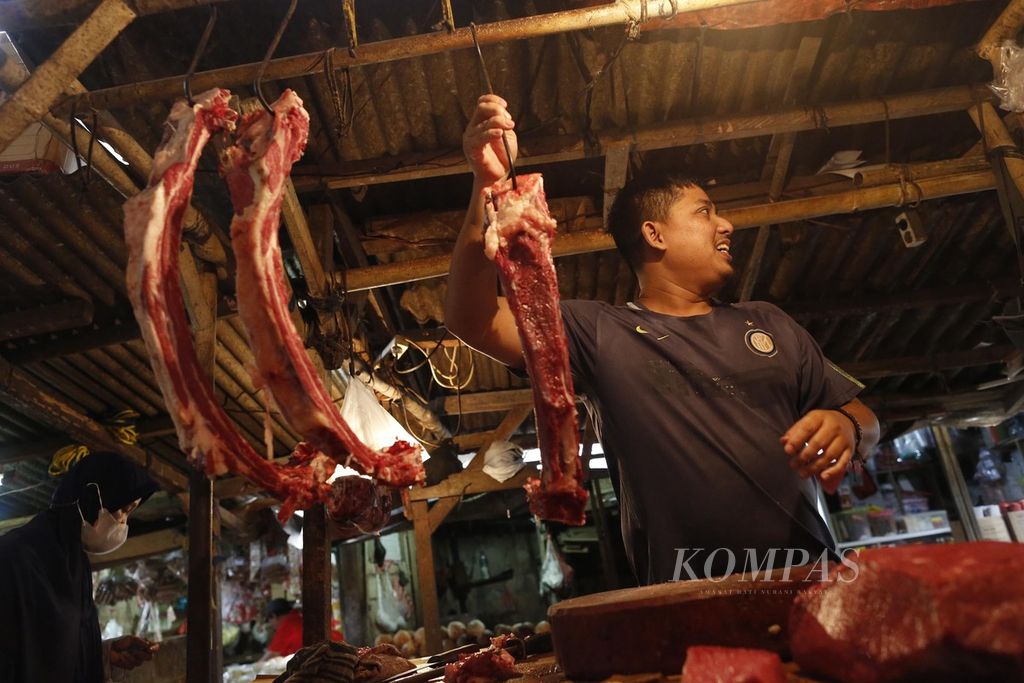 Pedagang melayani pembelian daging sapi segar di Pasar Jombang, Ciputat, Tangerang Selatan, Kamis (26/1/2023). Saat ini, harga daging sapi di pasar tersebut Rp 140.000 per kilogram. Pedagang memprediksi harga daging akan semakin naik menjelang puasa. 