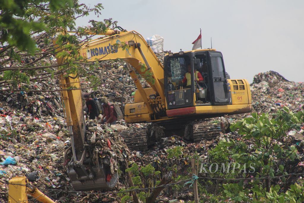Aktivitas di Tempat Pemrosesan Akhir Sukawinatan Palembang, Sumatera Selatan, Kamis (25/8/2022). Di TPA ini ditampung sekitar 800 ton sampah per hari. Sebagian besar sampah merupakan sampah rumah tangga.