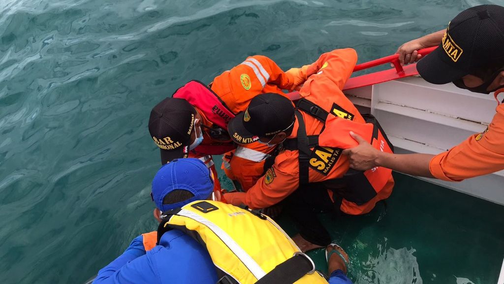 Tim SAR gabungan mengevakuasi korban kecelakaan kapal LCT Anugerah Indasah yang ditemukan meninggal di perairan Tanah Laut, Kalimantan Selatan, Minggu (26/6/2022).