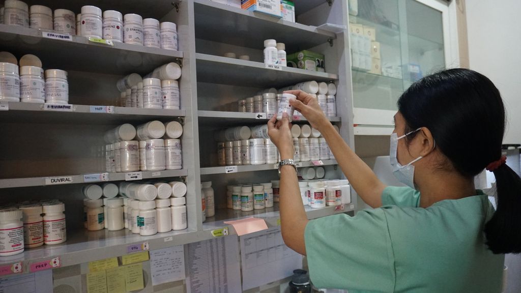 Seorang apoteker menyiapkan antiretroviral untuk pasien HIV di klinik WM Medika Yayasan Kerti Praja di Bali, Rabu (14/6/2023). Antiretroviral atau ARV merupakan terapi yang diberikan pada pasien HIV untuk menurunkan jumlah virus dalam darah pasien sehingga risiko penularan bisa dicegah. 