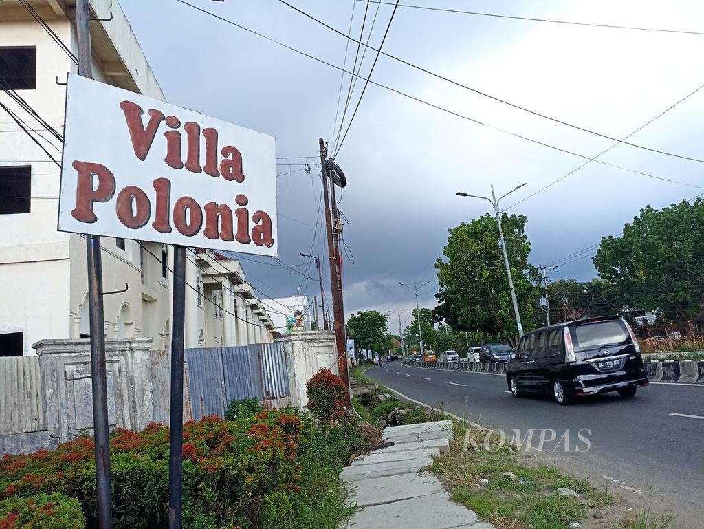 People cross in front of the Polonia Villa in the Polonia District of Medan, North Sumatra, on Friday (26/4/2024). The Polonia area is familiar to Medan residents, but not many know its history.