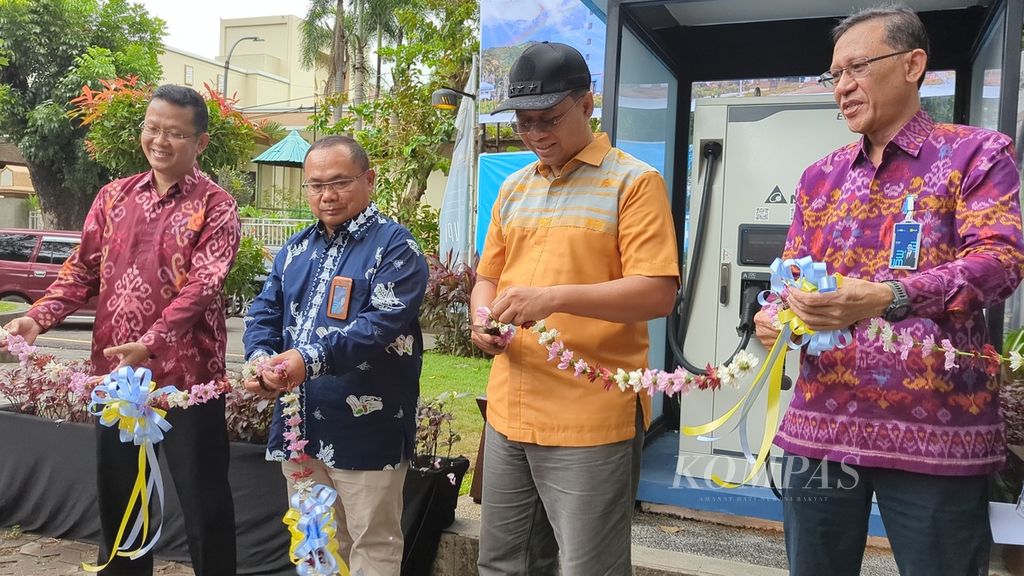 Gubernur NTB Zulkieflimansyah (dua dari kanan) didampingi General Manager PLN Unit Induk Wilayah NTB Sudjarwo (dua dari kiri) menggunting pita tanda diresmikannya stasiun pengisian kendaraan listrik umum (SPKLU) di Hotel Santika Mataram, Nusa Tenggara Barat, Selasa (27/12/2022).