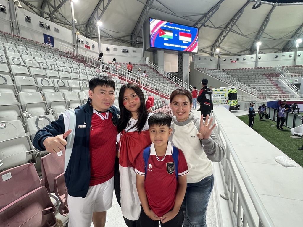 Aprilianita (right-most) with her husband Hartoyo (left) and their two children, supporters of the Indonesia U23 Team who came from the United Arab Emirates to Doha, Qatar. They stayed at the Westin Hotel, where the Indonesia U23 Team was staying, so that their children could meet Marselino Ferdinan.