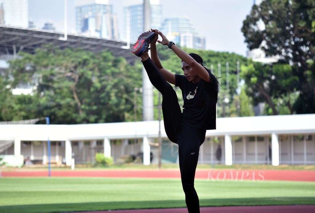 Pelompat jauh putri andalan Indonesia, Maria Natalia Londa, melakukan pemanasan jelang latihan teknik lompatan di Stadion Madya Senayan, Jakarta, Senin (24/4/2023). 