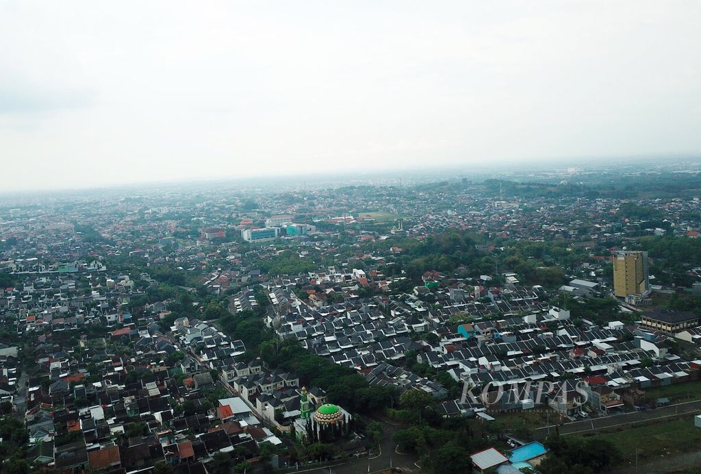 Kawasan perumahan dari berbagai tipe dan kelas terus berkembang di Kecamatan Tembalang, Kota Semarang, Jawa Tengah, Senin (3/10/2022).  