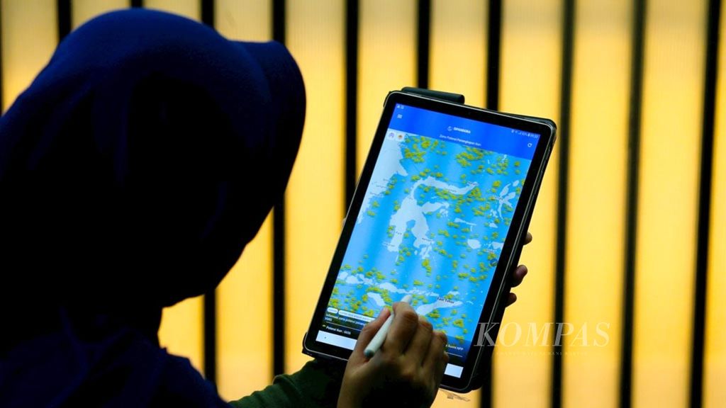 Warga memanfaatkan aplikasi (Sistem Pemantauan Bumi Nasional Berbasis Android (Siapndora) di Jakarta, Kamis (31/1/2019). Aplikasi Sipandora yang diluncurkan Lembaga Penerbangan dan Antariksa Nasional (Lapan) kini bisa dinikmati masyarakat.