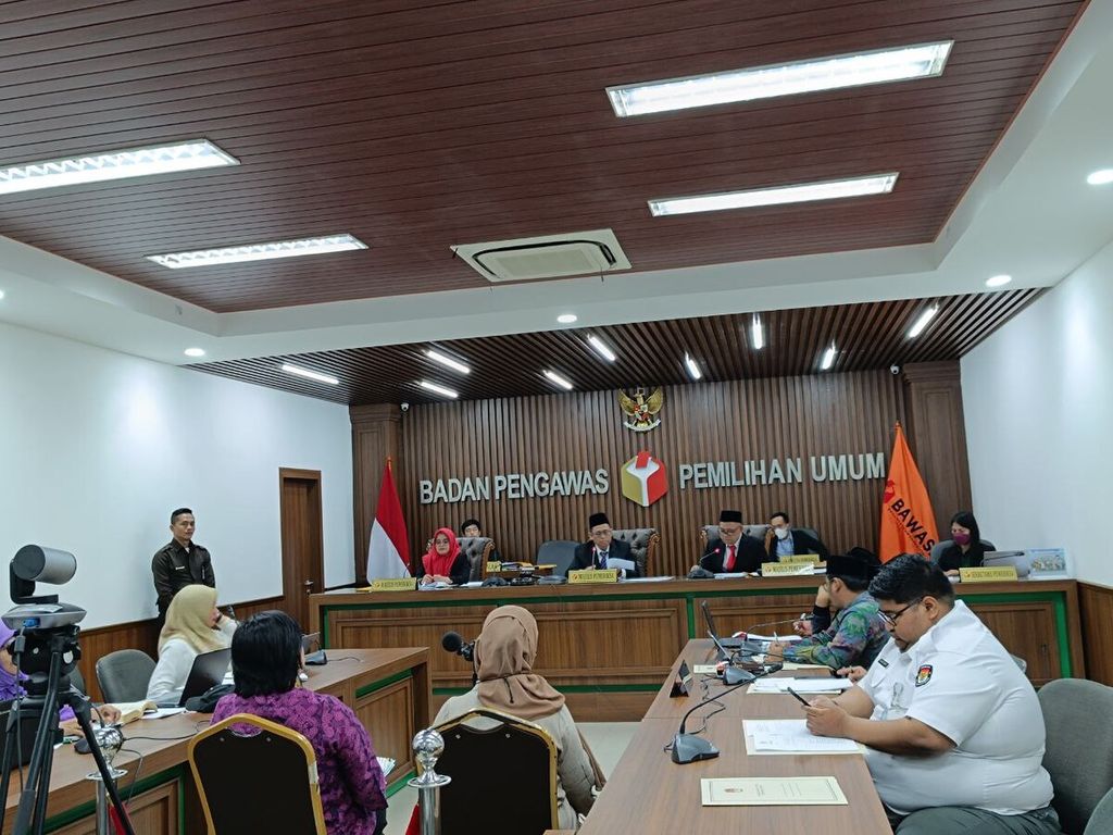 Sidang dugaan pelanggaran administratif pemilu terkait penetapan daftar calon tetap (DCT) calon anggota legislatif Pemilu 2024 di Badan Pengawas Pemilu, Kamis (23/11/2023). Ketua Komisi Nasional Hak Asasi Manusia Atnike Nova Sigiro dan anggota Komnas Perempuan, Siti Aminah Tardi, menjadi saksi dalam sidang pemeriksaan itu.