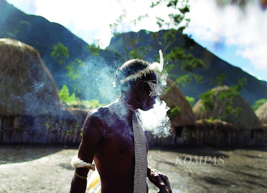 Residents prepare to take part in the second day of the 2012 Baliem Valley Festival in Wosiala Village, Wosilimo Village, Usilimo District, Jayawijaya Regency, Papua, Thursday (9/8/2012).