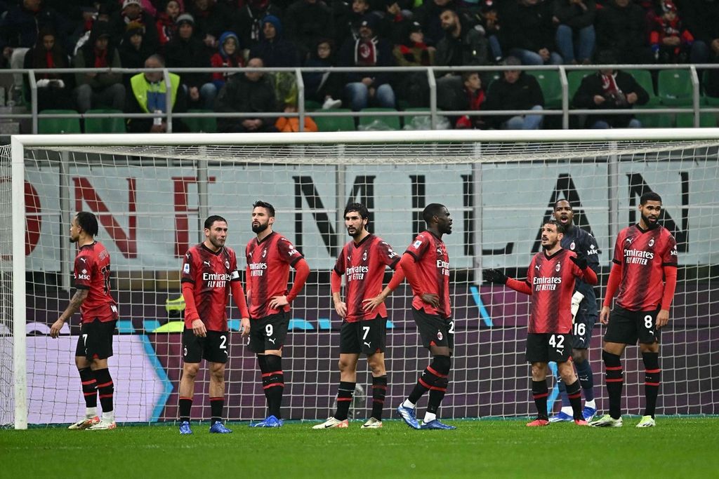Para pemain AC Milan bereaksi seusai gawang mereka dibobol pemain Udinese, Roberto Pereyra, pada laga Serie A, Minggu (5/11/2023) dini hari WIB.
