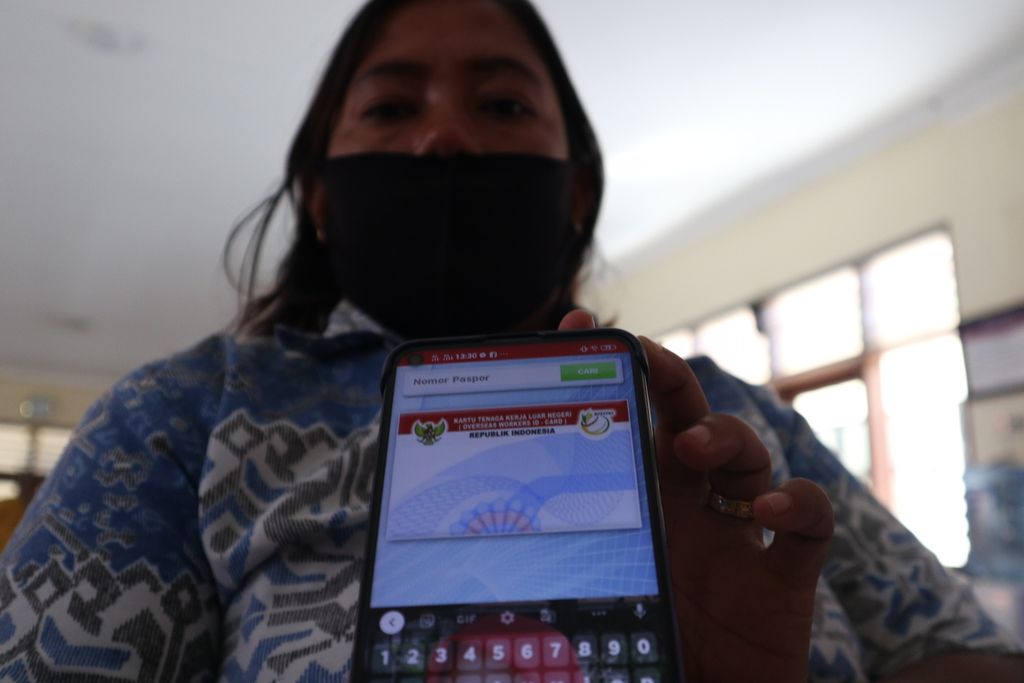 Nurhayati, calon pekerja migran Indonesia, menunjukkan aplikasi Kartu Elektronik Tenaga Kerja Luar Negeri dalam orientasi prapenempatan (OPP) di Layanan Terpadu Satu Atap Pekerja Migran Indonesia di Cirebon, Jawa Barat, Kamis (3/9/2020).