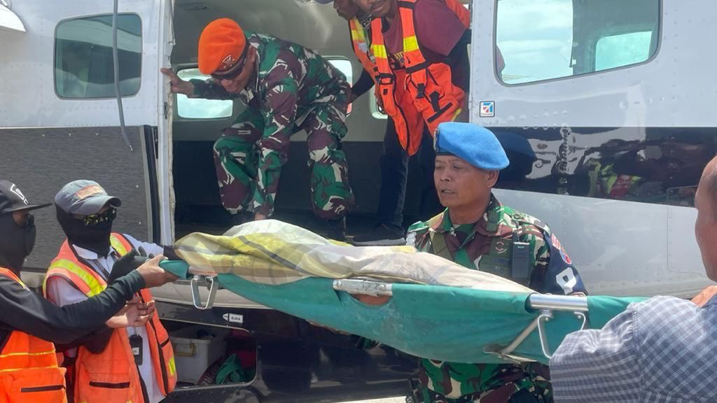 Proses evakuasi korban serangan kelompok Kriminal bersenjata bernama Wahyu di Distrik Beoga, Kabupaten Puncak, Papua, ke Timika pada Selasa (8/11/2022).