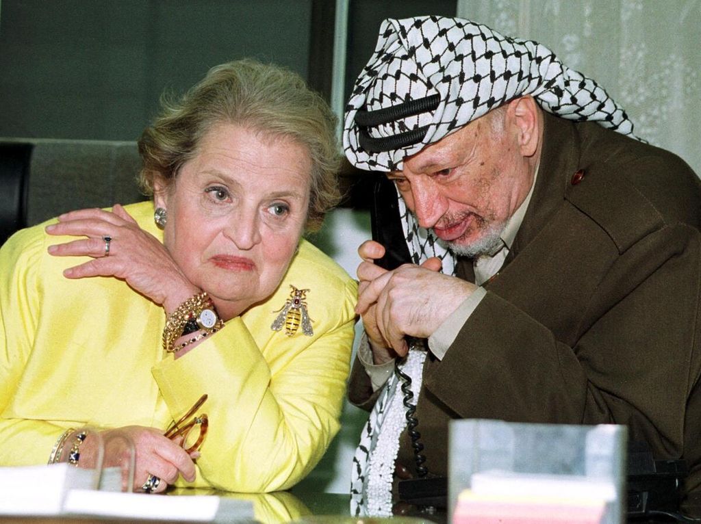  Foto tanggal 3 September 1999 ini memperlihatkan Menlu AS Madeleine Albright ikut mendengarkan saat Pemimpin Palestina Yasser Arafat berbicara melalui telepon dengan Presiden AS Bill Clinton dalam pertemuan di kantor Arafat di Gaza City, 3 September 1999. 