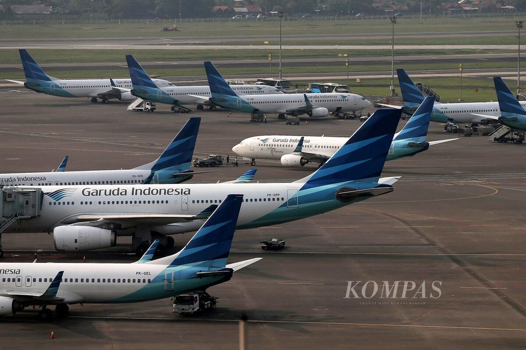 Jajaran armada pesawat Garuda Indonesia parkir di Bandara Internasional Soekarno Hatta, Tangerang.