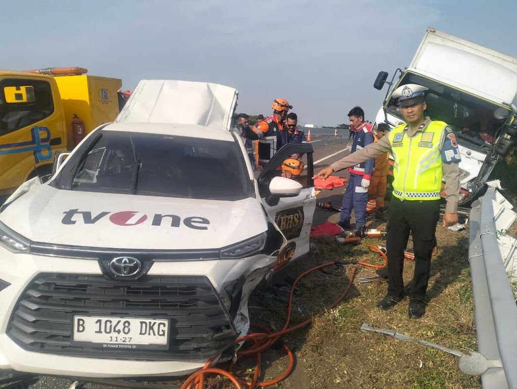 Kondisi kendaraan yang diterlibat kecelakaan tabrak belakang di jalur Tol Pemalang, Jawa Tengah, Kamis (31/10/2024) pagi. Akibat kecelakaan itu, tiga orang meninggal dunia dan dua orang mengalami luka-luka. 