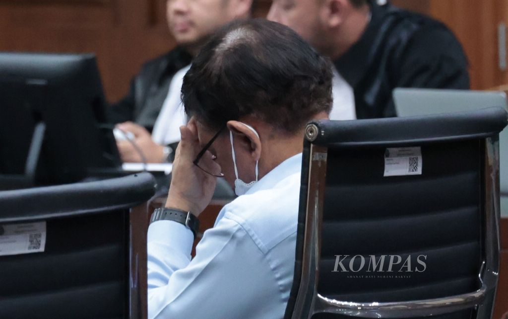Terdakwa kasus dugaan korupsi penyediaan BTS dalam program Bakti Kementerian Komunikasi dan Informatika tahun 2020-2022 sebesar Rp 8 triliun, Johnny G Plate, menjalani sidang pembacaan putusan di Pengadilan Tindak Pidana Korupsi, Jakarta, Rabu (8/11/2023). 