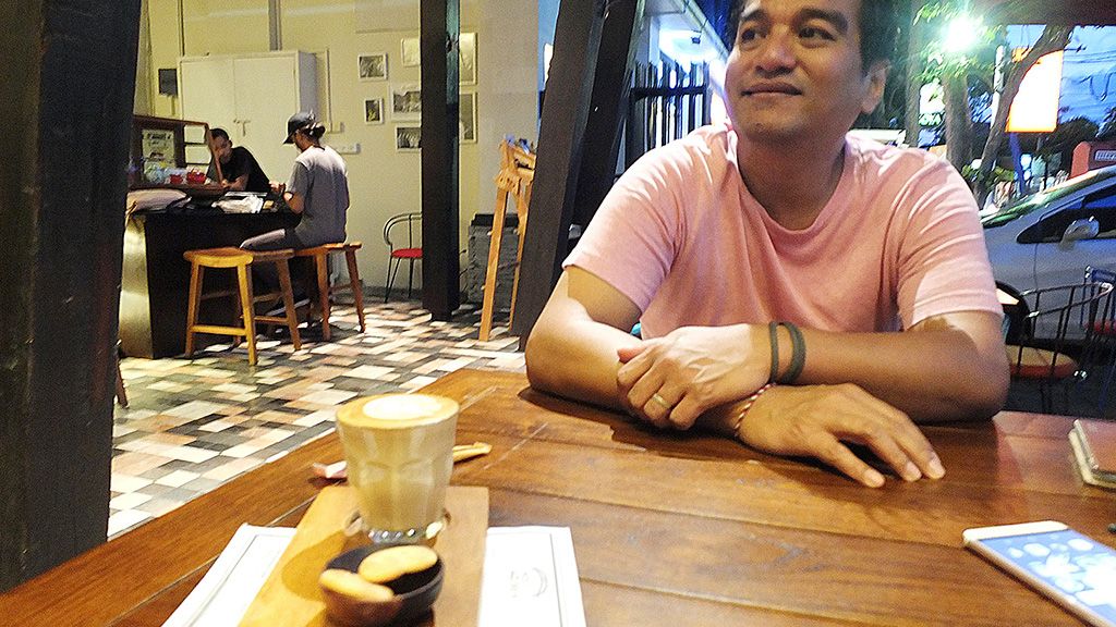 Musisi Indra Lesmana memperlihatkan racikan kopinya, di Mostly Jazz Brew Coffee Shop miliknya, Sanur, Kamis (5/4) malam. Pindahnya ia dari Jakarta karena mengejar keseimbangan hidupnya dan menemukannya di Sanur. Baginya, ia lebih produktif berkarya setelah keseimbangan hidupnya tertata dibanding tinggal di Jakarta. Bereksperimen soal kopi menjadi hobii barunya di Sanur.
