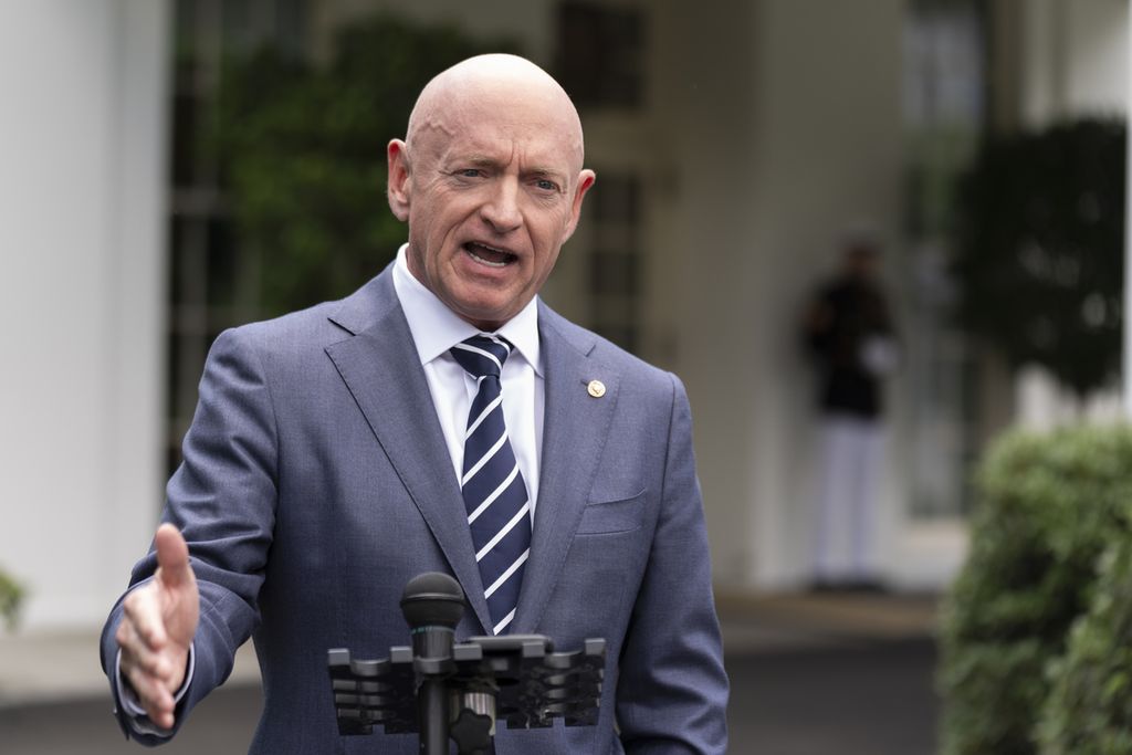 Senator Mark Kelly berbicara tentang perbatasan selatan di luar Sayap Barat Gedung Putih, AS, Selasa (4/4/2024). 