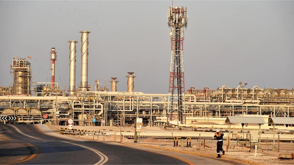 Kawasan pengolahan minyak Abqaiq milik perusahaan Arab Saudi, Aramco, seperti terlihat dalam foto yang diambil pada 20 September 2019. Aramco, Rabu (11/3/2020), mengumumkan keputusan untuk menaikkan kapasitas produksi minyaknya hingga 13 juta barel per hari.