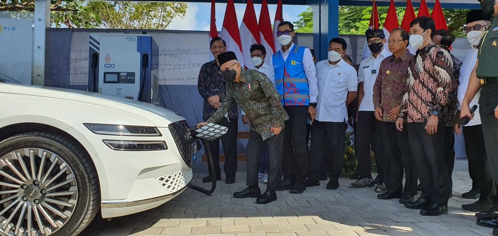 Wakil Presiden Ma'ruf Amin mencoba mengisi daya kendaraan listrik di SPKLU di Badung, Bali, Selasa (30/8/2022). SPKLU disiapkan untuk mengisi daya kendaraan-kendaraan listrik yang akan digunakan di KTT G20.