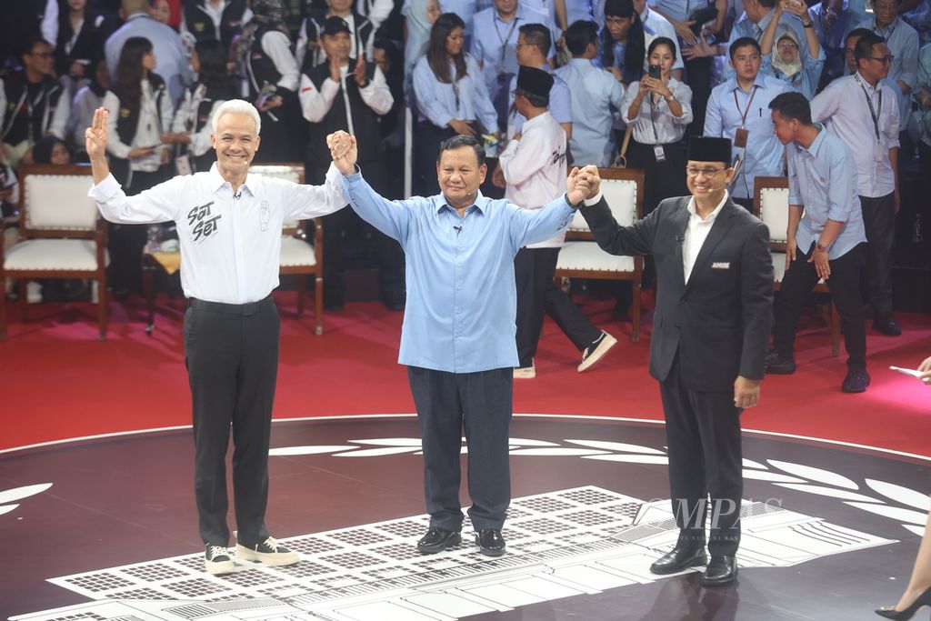 Ketiga calon presiden mengangkat tangan bersama seusai mengikuti debat yang diselenggarakan Komisi Pemilihan Umum, di Kantor KPU, Jakarta, Selasa (12/12/2023). 