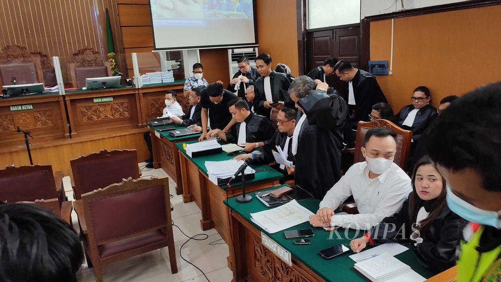 Terdakwa Ricky Rizal, Richard Eliezer Pudihang Lumiu, serta Kuat Ma’ruf dalam sidang perkara pembunuhan Nofriansyah Yosua Hutabarat di Pengadilan Negeri Jakarta Selatan, Rabu (7/12/2022).