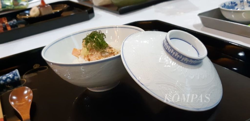 Menu Salmon Chazuke yang dipamerkan pada Pengenalan Kuliner Jepang untuk memperingati 45 Tahun Kerja Sama Jepang-ASEAN di Jakarta, Kamis (13/12/2018). Kuah dari menu tersebut berasal dari air teh hijau.