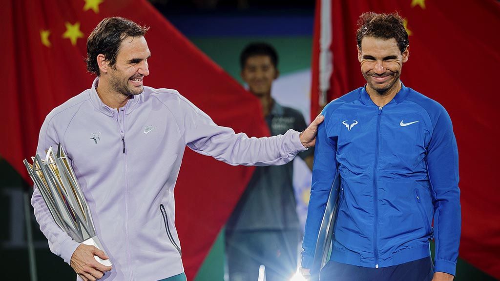 Petenis Swiss,  Roger Federer (kiri), meraih gelar juara ATP Masters Shanghai 2017 setelah pada laga   final  di Stadion Qi Zhong, Shanghai, China, Minggu (15/10), menaklukkan  petenis Spanyol, Rafael Nadal (kanan), 6-4, 6-3.  Tampak kedua petenis berpose dengan trofinya.