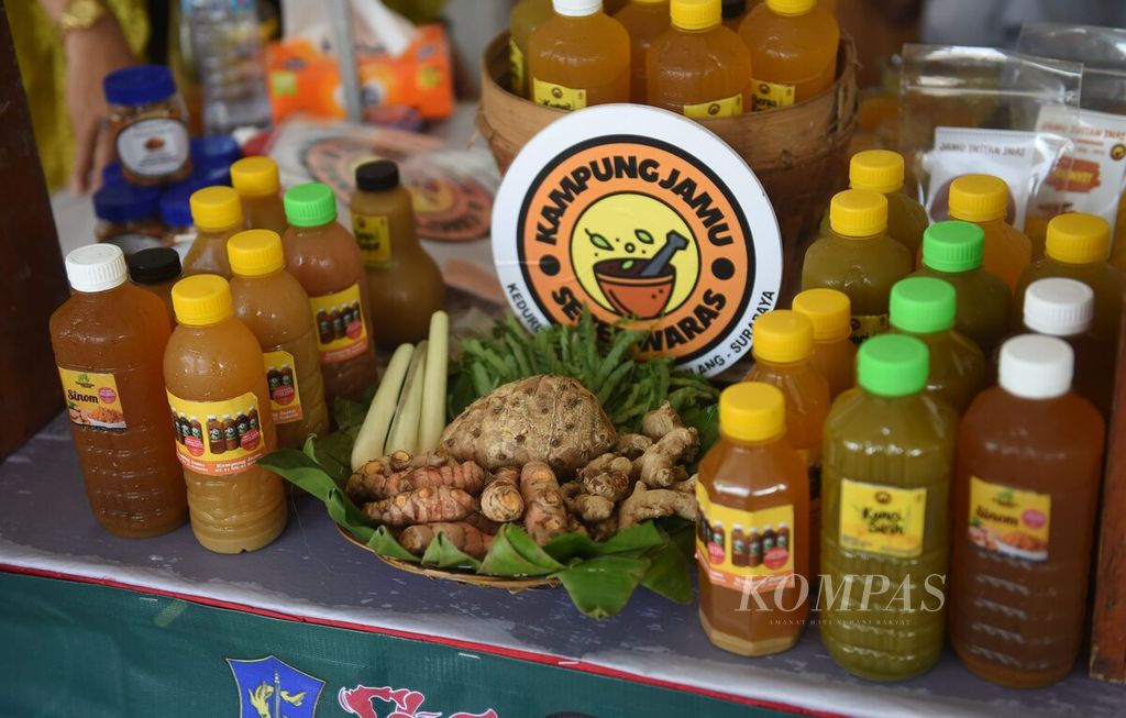 Produk minuman herbal di salah satu stan peserta Festival Urban Farming Surabaya 2023 di Balai Pemuda, Surabaya, Jawa Timur, Selasa (30/5/2023). 