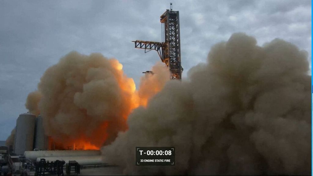 Foto dari cuplikan video yang disediakan SpaceX memperlihatkan tes penyalaan mesin pendorong roket superbesar di pangkalan SpaceX di Boca Chica, Texas, Amerika Serikat. Tes statis ini menguji 33 mesin pendorong untuk Starship yang akan menuju orbit Bumi. 