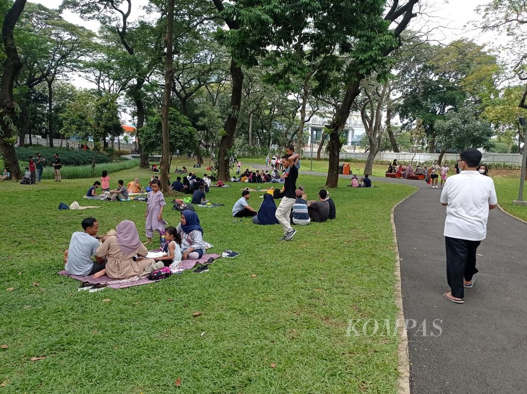 Warga piknik di Tebet Eco Park, Jakarta Selatan, Kamis (5/5/2022). Banyak area untuk lesehan ataupun duduk di kursi dan kursi malas yang tersedia di seantero taman seluas 7,3 hektar tersebut.