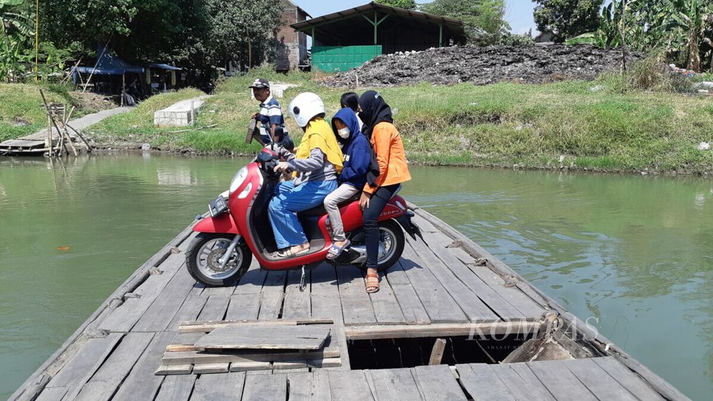 Aktivitas perahu tambangan di Desa Penambangan yang menghubungkan Sidoarjo dengan Gresik, Senin (16/8/2021).