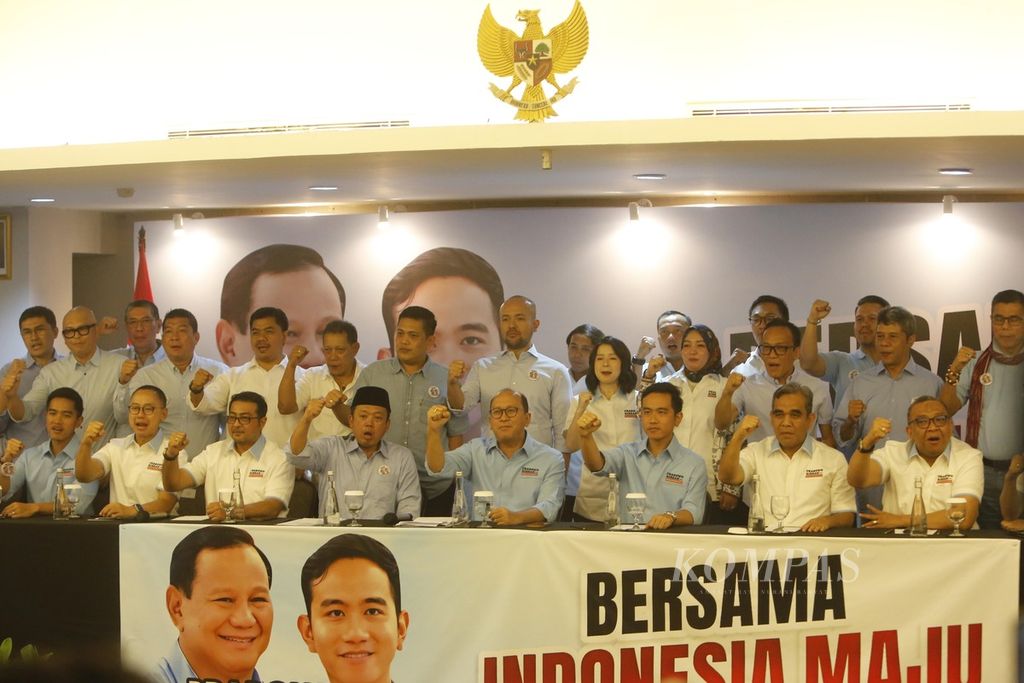 Ketua Tim Kampanye Nasional (TKN) Rosan P Roeslani (keempat dari kanan) bersama bakal calon wakil presiden Gibran Rakabuming (ketiga dari kanan) mengumumkan susunan tim kampanye di Jakarta, Senin (6/11/2023). 