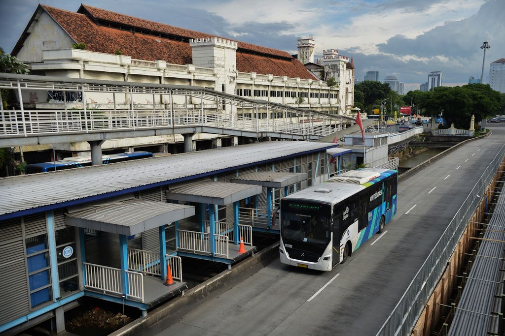 Sebuah bus melintas di samping Halte Transjakarta Harmoni, Jakarta Pusat, yang ditutup, Senin (6/3/2023). 