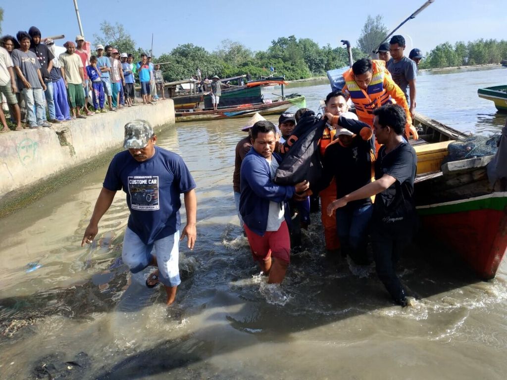 Tim SAR mengevakuasi jenazah Tarmizi (15), nelayan yang ditemukan meninggal di laut, Minggu (7/4/2019), di Lampung Timur, Lampung.