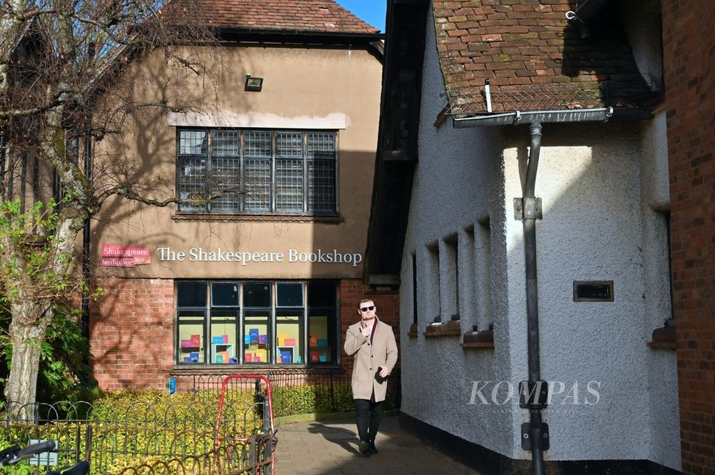 Pengunjung melintas di depan toko buku di Stratford-upon-Avon, Inggris. Stratford-upon-Avon dikenal sebagai daerah wisata sejarah tempat kelahiran penulis ternama William Shakespeare (1564-1616).