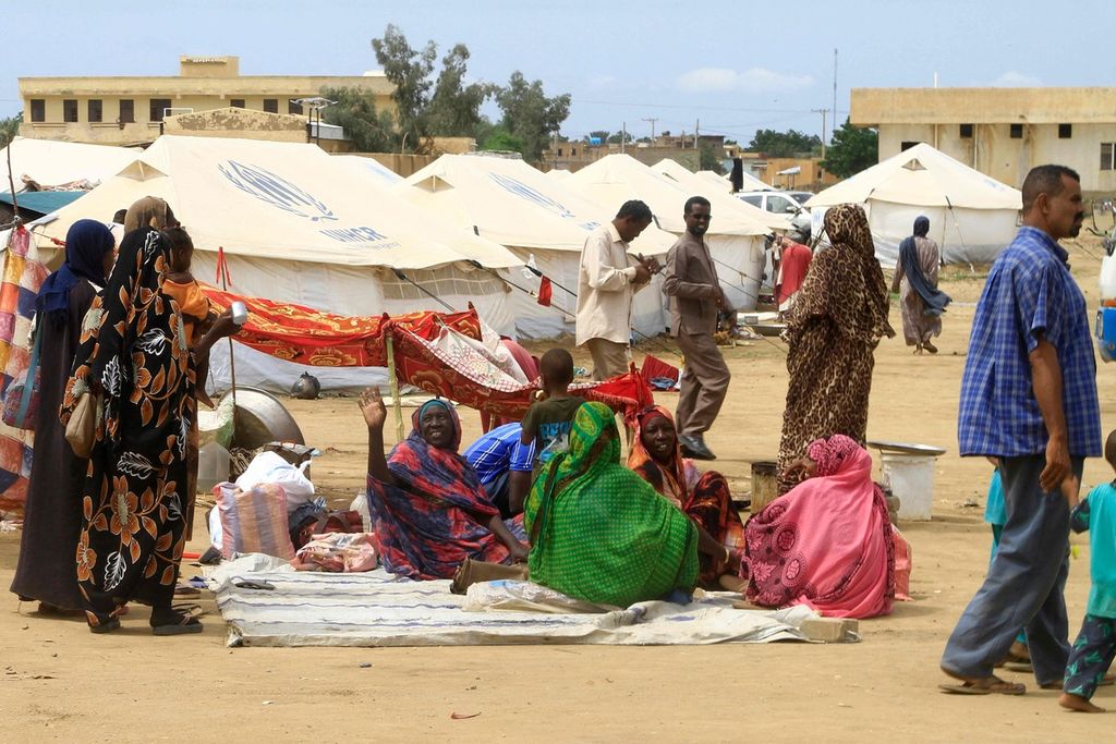 Warga Sudan, yang sudah menjadi pengungsi akibat konflik dan perang saudara, dievakuasi ke tempat aman menyusul banjir di kota Kassala, Sudan, 12 Agustus 2024. 